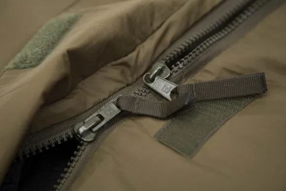 Carinthia Defence 1 Top L 4°C makuupussi