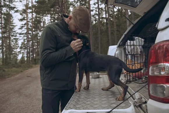 Chevalier River housut, musta