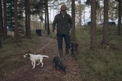 Chevalier River housut, musta