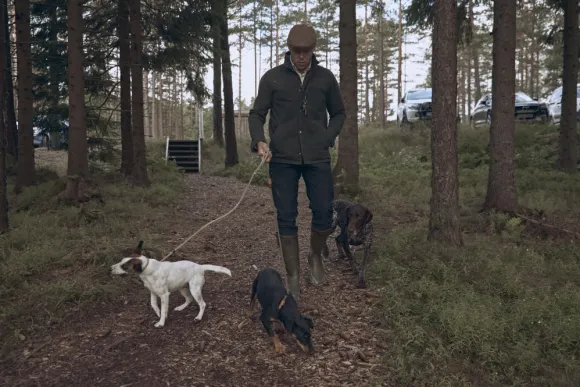 Chevalier River housut, musta