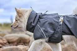 Hurtta Rainwear Mudventure Coat ECO sadetakki, 60-65 cm, Eggplant