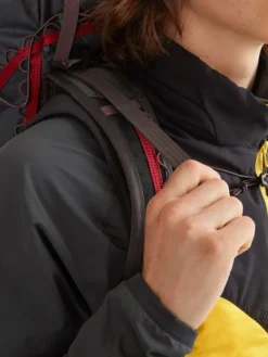 Klättermusen Raido 2.0 Backpack reppu, 38L, mustaharmaa