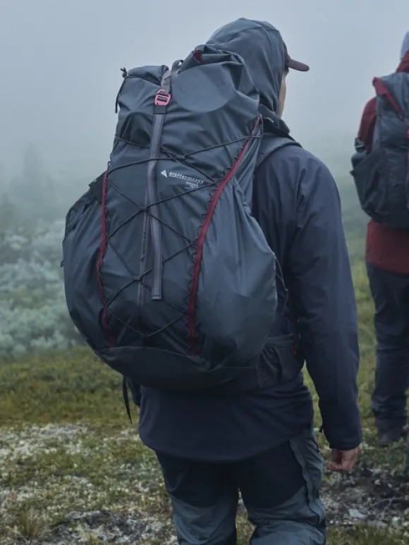 Klättermusen Raido 2.0 Backpack reppu, 38L, mustaharmaa
