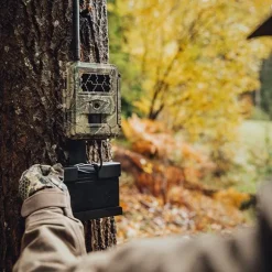 Riistakameran puukiinnike + Burrel Battery Holder -akkuteline
