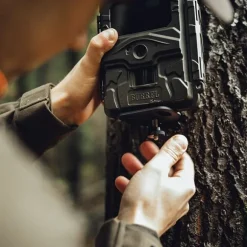 Riistakameran puukiinnike