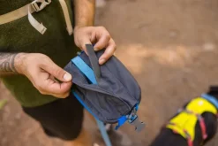 RuffWear Stash Bag Plus tarvikelaukku, harmaa/sininen